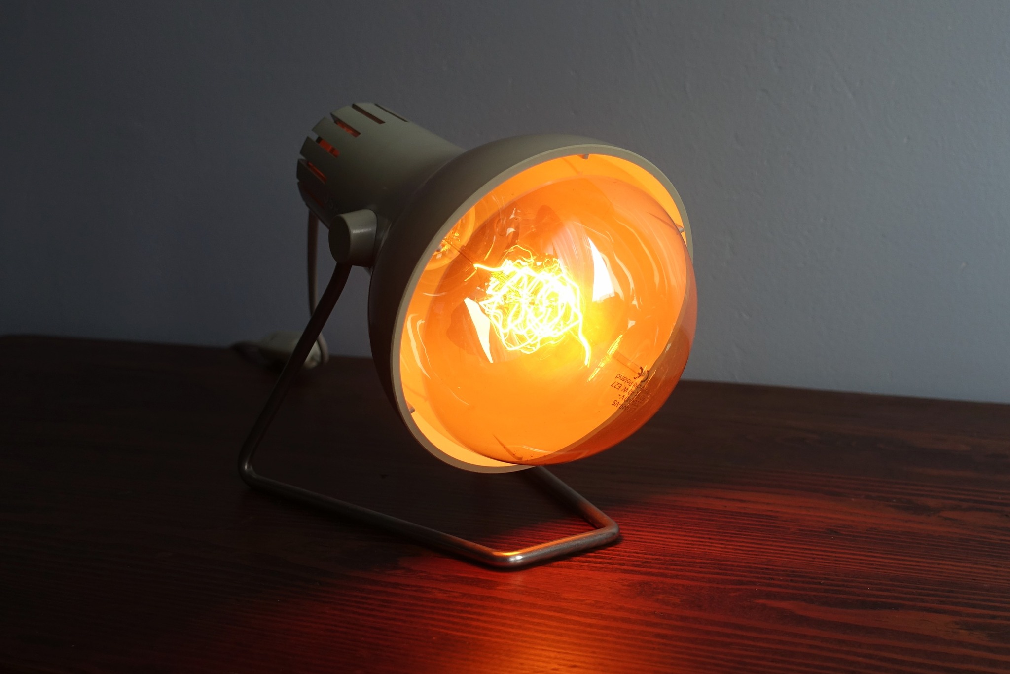 Lampa Theratherm Osram na biurku
